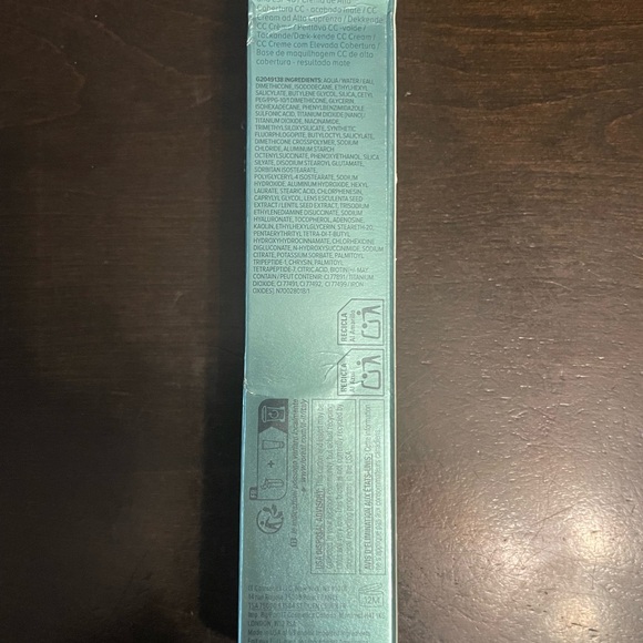 IT Cosmetics CC+ Natural Matte Color Correcting Cream in medium - Picture 3 of 7